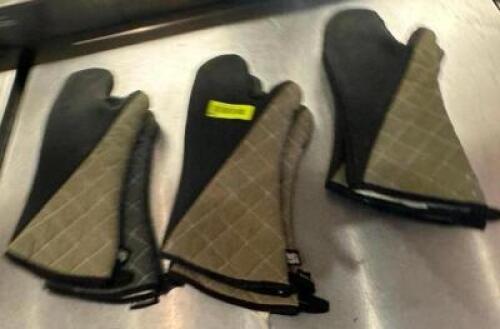DESCRIPTION: (6) OVEN MITS LOCATION: KITCHEN QTY: 6
