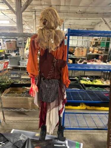 DESCRIPTION HANGING VICTIM -WOMAN. ADDITIONAL INFORMATION W/ METAL FRAME. QTY 1