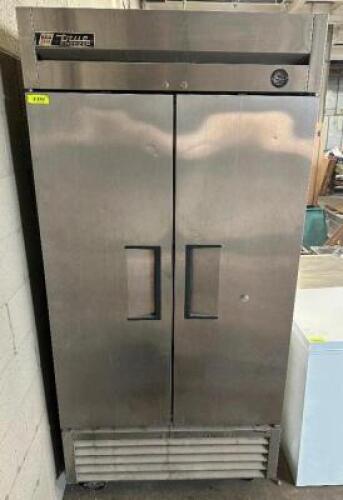 TRUE SINGLE DOOR REACH IN FREEZER. ( PRE-OWNED )