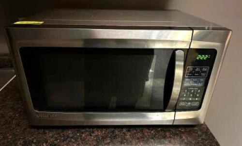 MAGIC CHEF HOUSE HOLD MICROWAVE