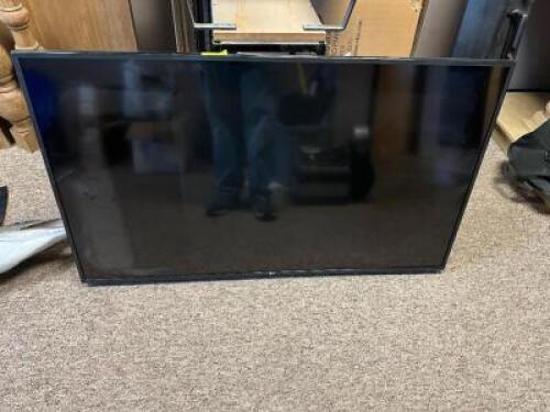 LG 60" FLAT SCREEN TV W/ WALL MOUNT