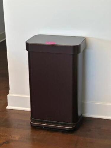 SLOW CLOSE STEP TRASH CAN