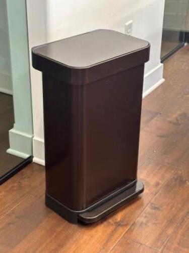 SLOW CLOSE STEP TRASH CAN