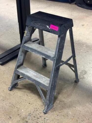 STEP LADDER