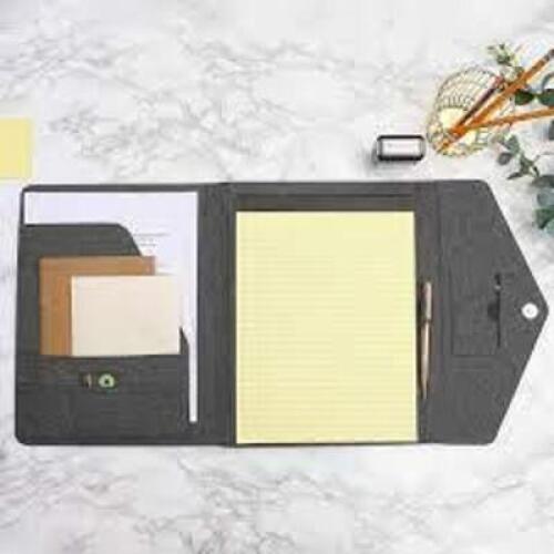 DESCRIPTION: (4) NOTEBOOK COVER PORTFOLIO BRAND/MODEL: PAPER JUNKIE INFORMATION: BROWN SIZE: LEGAL PAD PAPER RETAIL$: $20.99 EA QTY: 4