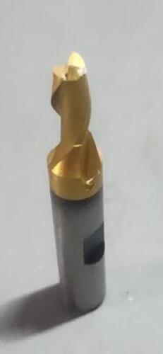 DESCRIPTION: (1) HSS SQ END MILL BRAND/MODEL: HERTEL 41119728 SIZE: 1/4" DIA 1/2" LOC 3/8" SD QTY: 1