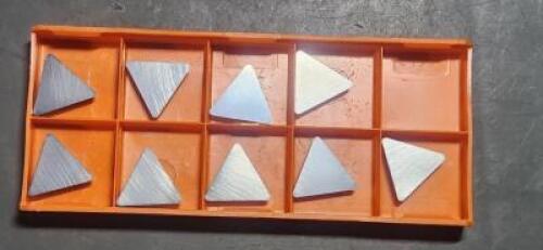 DESCRIPTION: (29) CARBIDE TURNING INSERTS BRAND/MODEL: HERTEL TPU-433 RETAIL$: 15.11 PE R INSERT QTY: 29