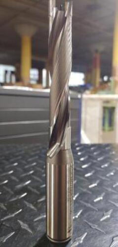 DESCRIPTION: (1) INTERCHANGEABLE TIP DRILL BODY BRAND/MODEL: KENNAMETAL KSEM 0766R5 SS100 INFORMATION: THROUGH COOLANT RETAIL$: $406.23 SIZE: 3.94"UL,