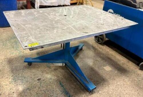 ADJUSTABLE HEIGHT WORK TABLE ON CASTERS
