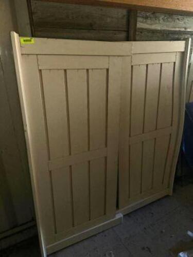TWIN HEADBOARD AND FOOT BOARD SET.
