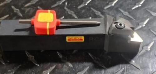 DESCRIPTION: (1) MAXILOCK D EXTERNAL TURNING TOOL BRAND/MODEL: SANDVIK DDJNL 2525 M15 INFORMATION: 1" X 1" SQUARE SHAFT RETAIL$: $269.85 QTY: 1