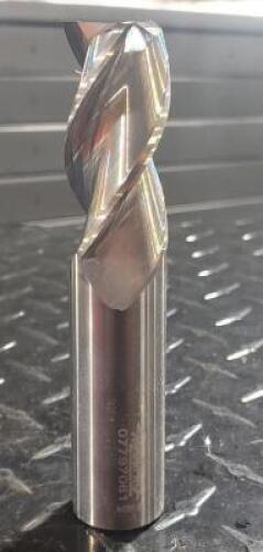 DESCRIPTION: (1) SOLID CARBIDE SQUARE END MILL BRAND/MODEL: ACCUPRO 07797061 INFORMATION: CENTER CUTTING RH CUT RETAIL$: $300.81 SIZE: 1" DIA. QTY: 1