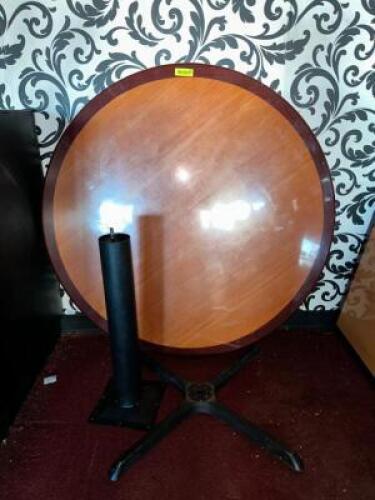 ROUND TABLE WITH LEGS