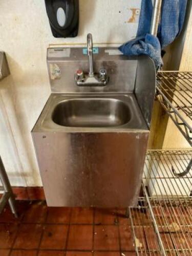 WALL MOUNTED SINK