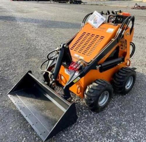 DESCRIPTION: MINI SKID STEER LOADER BRAND/MODEL: LANDHONOR LDH-BC30 INFORMATION: 739CC RETAIL$: $7,999.00 QTY: 1