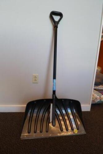 SNOW SHOVEL