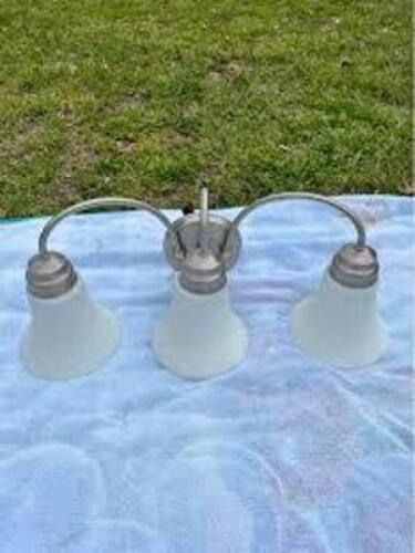DESCRIPTION: (1) LIGHTING FIXTURE INFORMATION: MUST COME INSPECT SIZE: 3 LIGHTS RETAIL$: $135.00 EA QTY: 1