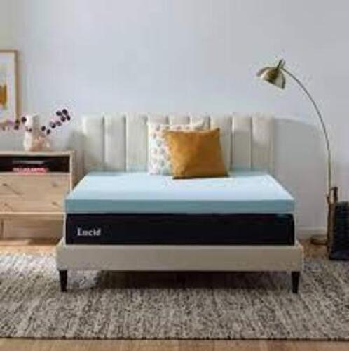 DESCRIPTION: (1) MEMORY FOAM MATTRESS BRAND/MODEL: LUCID #WMLU30QQ30GT SIZE: 3IN QUEEN RETAIL$: $125.00 EA QTY: 1