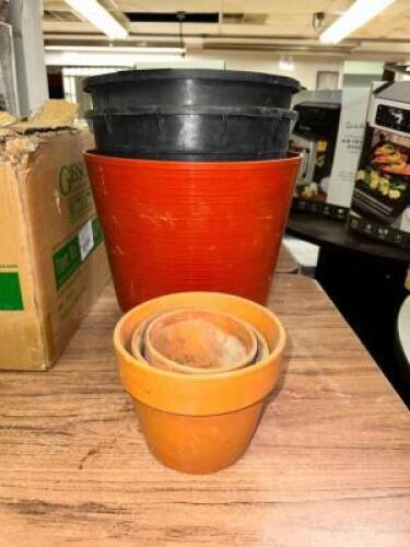 ASSORTED FLOWER POTS