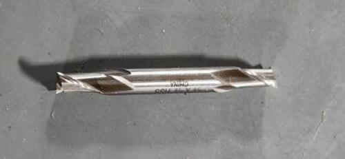 DESCRIPTION: (4) HSS DE END MILL BRAND/MODEL: VC 8155070L SIZE: 3/8" DIA 9/16 LOC RETAIL$: $150.36 QTY: 4
