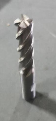 DESCRIPTION: (1) HSS SQ END MILL BRAND/MODEL: VC 59072959 SIZE: 7/16" 1-3/4" LOC RETAIL$: $176.90 EA QTY: 1