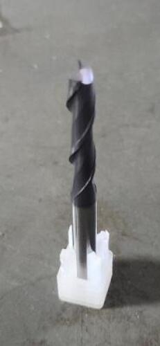 DESCRIPTION: (3) SOLID CARBIDE SQ END MILL BRAND/MODEL: KENNAMETAL 6086401 SIZE: 1/4" DIA 1-1/2" LCO RETAIL$: $70.56 QTY: 3