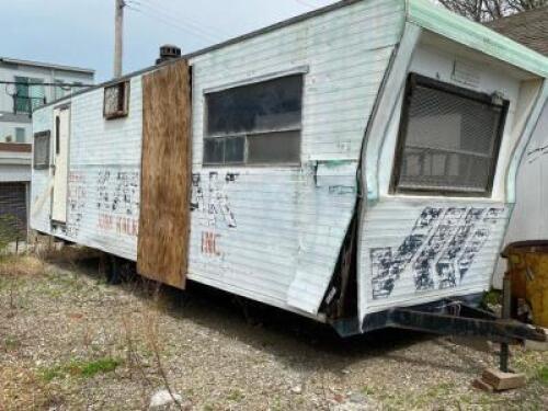 DESCRIPTION 24' METAL OFFICE / STORAGE TRAILER. NO TITLE, SCRAP ONLY. ADDITIONAL INFORMATION TIRES NEED REPAIRED / REPLACED. SIZE 24' LOCATION LOT 1 Q