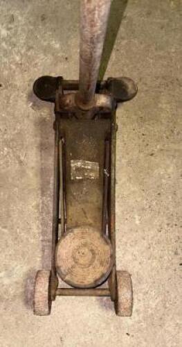 DESCRIPTION FLOOR JACK LOCATION RIGHT WAREHOUSE QTY 1
