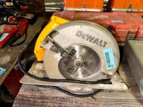 DESCRIPTION CIRCULAR SAW BRAND / MODEL: DEWALT LOCATION RIGHT WAREHOUSE QTY 1