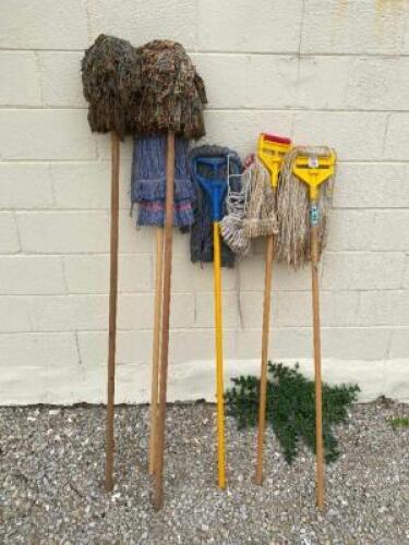 DESCRIPTION (1) LOT OF ASSORTED MOPS THIS LOT IS: ONE MONEY LOCATION WAREHOUSE 1 QTY 1