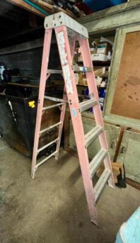DESCRIPTION FIBERGLASS LADDER SIZE 6' LOCATION RIGHT WAREHOUSE QTY 1