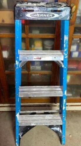 DESCRIPTION 4' FIBERGLASS LADDER SIZE 4' LOCATION WAREHOUSE 1 QTY 1