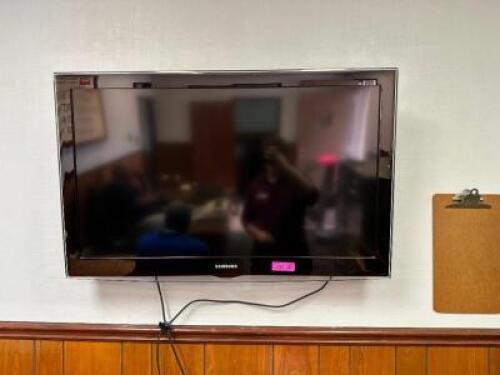 DESCRIPTION SAMSUNG TV W/ REMOTE BRAND / MODEL: SAMSUNG ADDITIONAL INFORMATION APPROX. 35" LOCATION OFFICE QTY 1