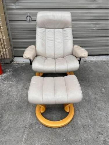 DESCRIPTION: (1) CHAIR WITH OTTOMAN BRAND/MODEL: EKOMES INFORMATION: LIGHT GRAY SIZE: MEDIUM SIZE RETAIL$: $996.00 EA QTY: 1