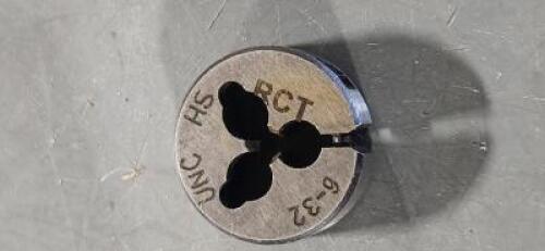 DESCRIPTION: (5) HSS ADJUSTABLE ROUND DIE BRAND/MODEL: REGAL CUTTING TOOLS 040152AS SIZE: #6-32 13/16" OD RETAIL$: $163.25 QTY: 5
