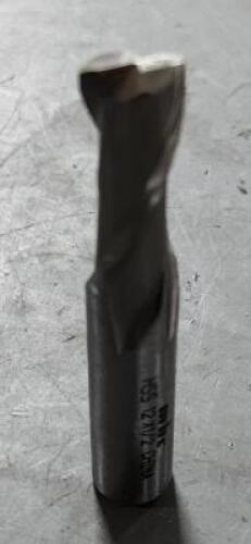 DESCRIPTION: (1) HSS SQ END MILL BRAND/MODEL: VC 63325328 SIZE: 12mm DIA QTY: 1