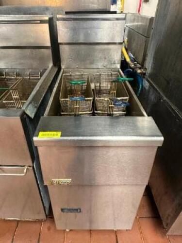 PITCO 40 LB. GAS DEEP FRYER W/ (2) BASKETS.