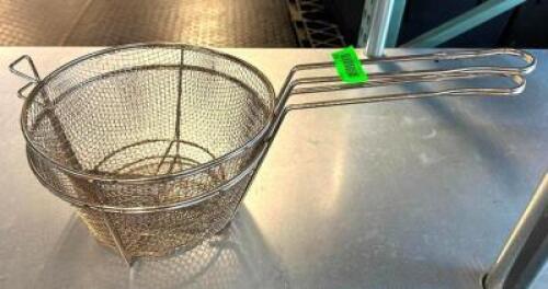DESCRIPTION: (2) WIRE BASKETS WITH HANDLES SIZE: 10.5"X5" QTY: 2