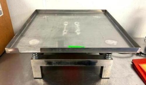 DESCRIPTION: STAINLESS CANDY VIBRATOR MACHINE SIZE: 19.5"X19.5" QTY: 1