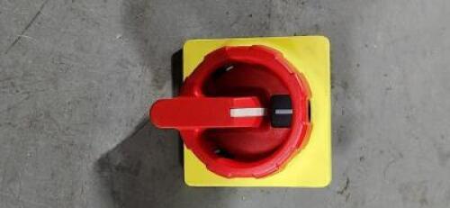 DESCRIPTION: (1) CAM AND DISCONNECT SWITCH PADLOCKABLE HANDLE BRAND/MODEL: SCHNIEDER KCF2YZ RETAIL$: $72.05 QTY: 1