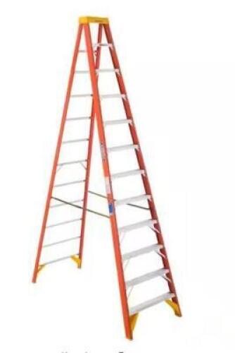 DESCRIPTION: (1) FIBERGLASS STEPLADDER BRAND/MODEL: WERNER/6212 INFORMATION: 300LB CAPACITY, RETAIL$: $319 SIZE: 12' INDUSTRY SIZE QTY: 1