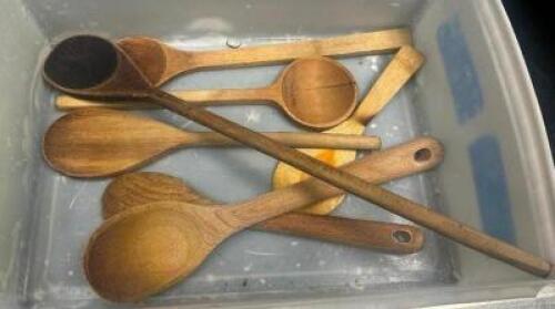 DESCRIPTION (1) LOT OF ASSORTED WOODEN SPOONS. ADDITIONAL INFORMATION W/ PLASTIC FISH BOX. THIS LOT IS: ONE MONEY LOCATION KITCHEN QTY 1