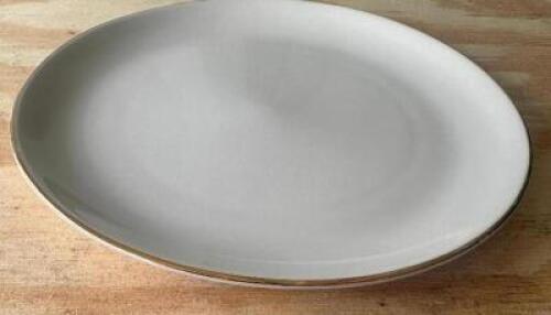 DESCRIPTION (72) 10 1/2" PORCELAIN DINNER PLATES BRAND / MODEL: 10 STRAWBERRY STREET ADDITIONAL INFORMATION W/ GREEN PLATE STAND SIZE 8" THIS LOT IS: