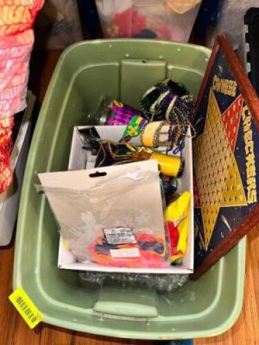 TOTE WITH ASSORTED DECOR