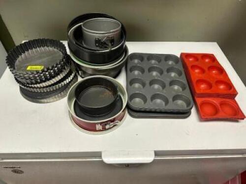 DESCRIPTION (1) LOT OF ASSORTED BAKING PANS THIS LOT IS: ONE MONEY LOCATION KITCHEN QTY 1