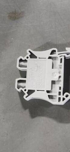 DESCRIPTION: (1) BOX OF (50) UT-6 FEED THROUGH TERMINAL BLOCKS BRAND/MODEL: PHOENIX CONTACT 3044131 SIZE: 1000V RETAIL$: $100.00 QTY: 1