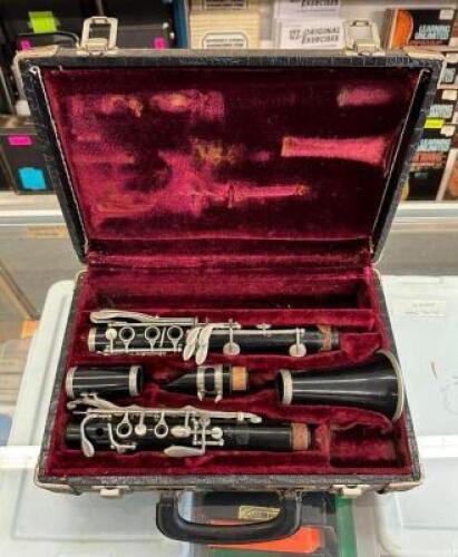 577 CLARINET WITH ALLIGATOR SKIN CASE
