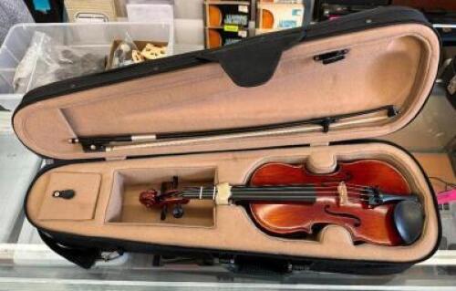 1/4 VIOLIN WITH CASE & BOW