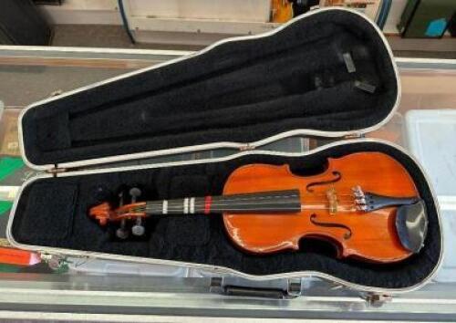 1/2 VIOLIN WITH CASE