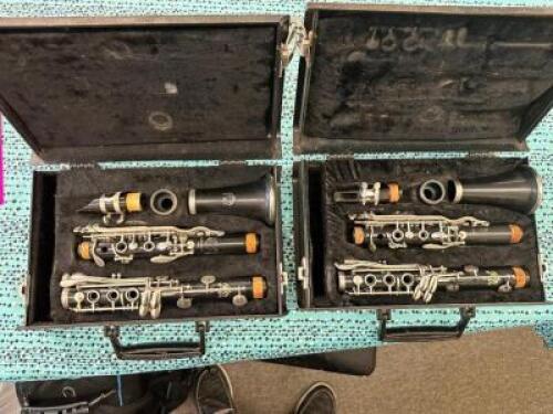 (2)- PLASTIC VITO CLARINETS